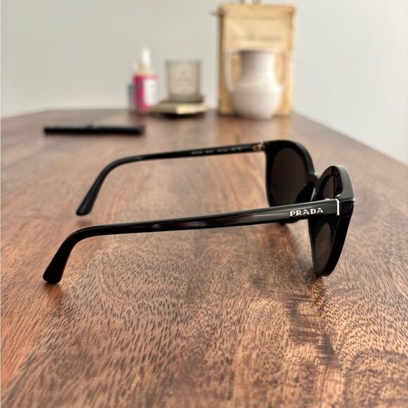 (Last call) EUC Prada PR 02XS HERITAGE Sunglasses with case and box - Picture 4 of 15